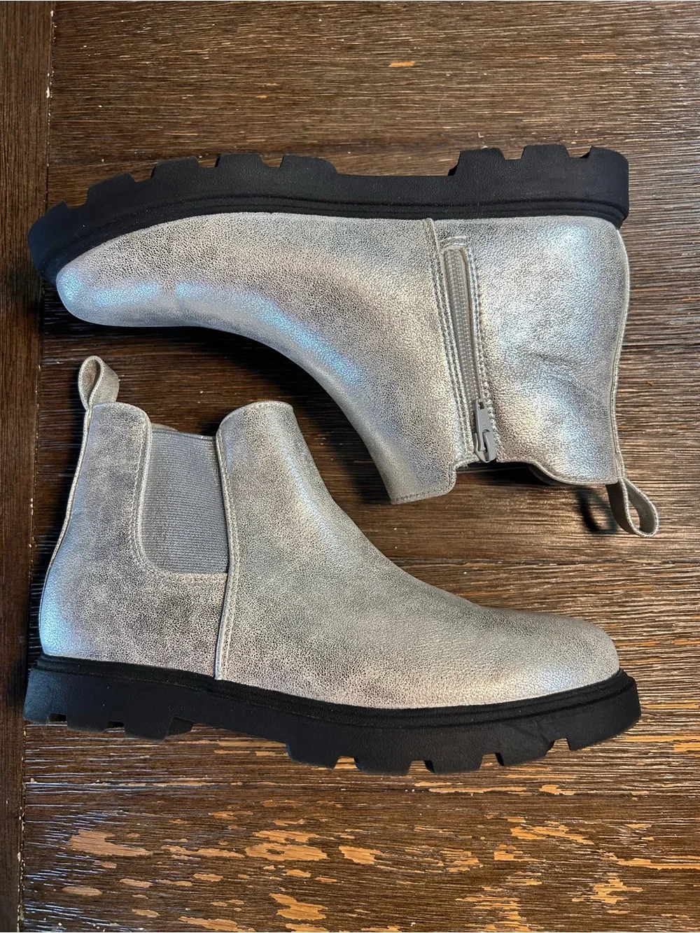 NWOT Sonoma Evie Chelsea boots size 5 youth